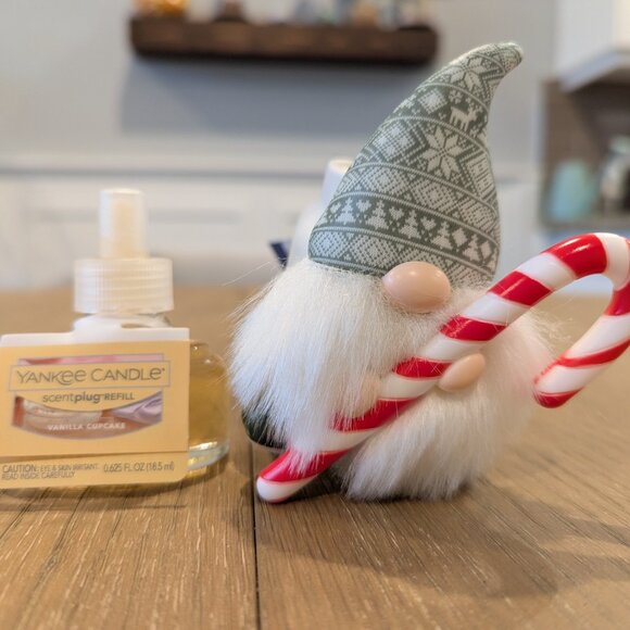 Yankee Candle Holiday Gnome Scentplug Diffuser + Refill - Picture 3 of 4